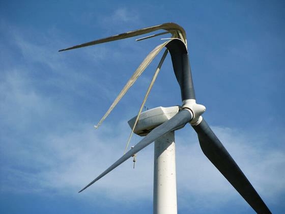 wind turbine damaged by lightning